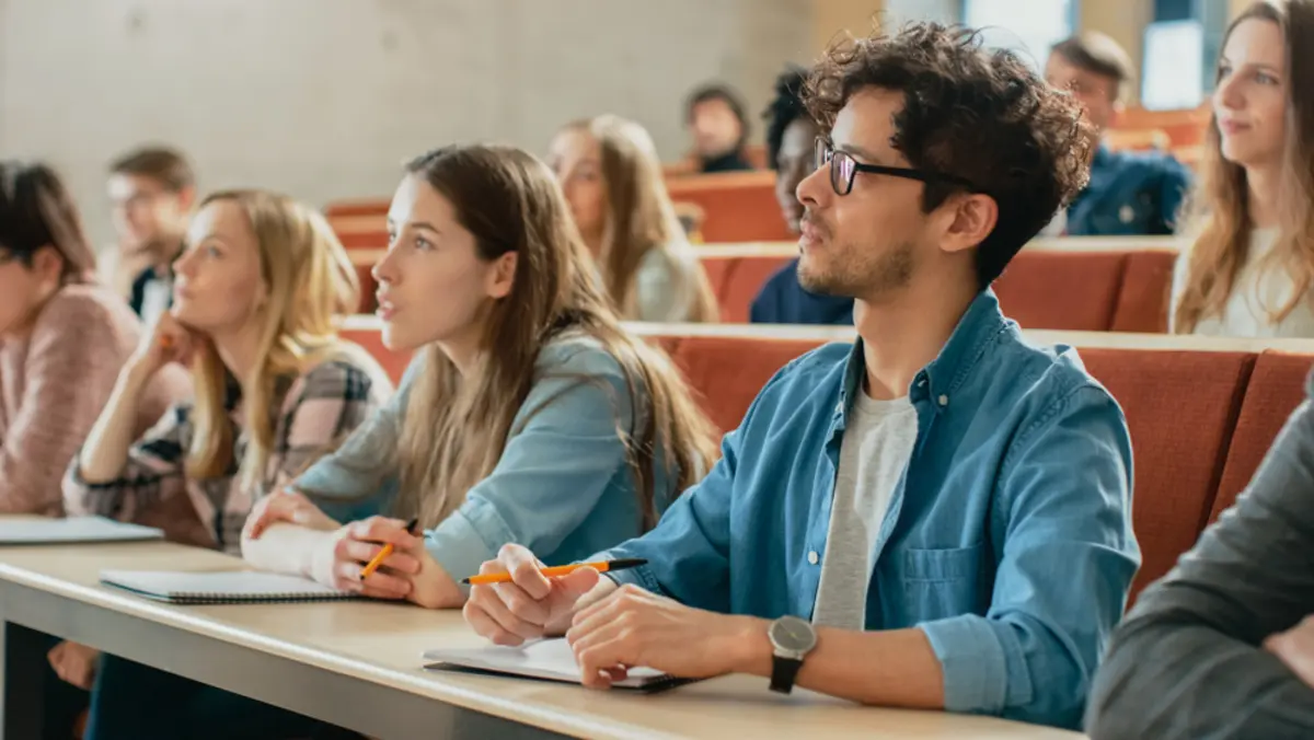 スウェーデンは大学が無料!? 本当の「異次元の少子化対策」とは？ 世界の対策を紹介