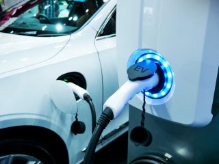 マンション住まいで「電気自動車」の購入はデメリットが多い？ 自宅で充電できなくても問題ないの？ メリットについても解説