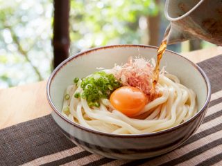 「自分で」小麦からうどんを作るのと「スーパーで」購入したうどんでは、どれくらい費用に差がありますか？