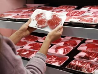 「業務スーパー」でいつもまとめ買いをしています。「肉の価格」は普通のスーパーと比べてどのくらい差がありますか？