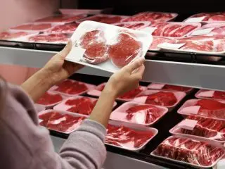 「業務スーパー」でいつもまとめ買いをしています。「肉の価格」は普通のスーパーと比べてどのくらい差がありますか？