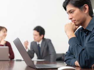 職場が体育系でなじめません……。給料を下げてでも転職したほうがいいでしょうか？