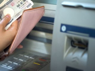 現金を引き出したくても「ATM手数料」が気になる…！時間帯だけでなく、曜日によっても違うの？