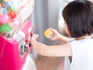 孫を預かる度にショッピングモールで「ガチャガチャ」をしたら、月にどれくらいお金がかかる？