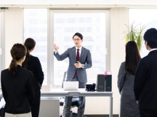 始業は9時からですが、上司に「朝礼は8時50分から」と言われています。1日10分ではありますが、これって「タダ働き」ではありませんか？ 残業代の対象になるのでしょうか？