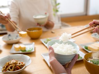 「ごはん」vs「食パン」！朝食で毎日食べるとどれくらいの差額がある？