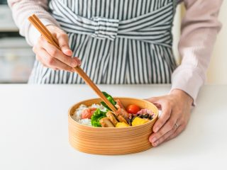 手取り18万円でランチに500円も出せません…。先輩に奢ってもらう以外に食費「節約方法」はありますか？