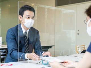 知人が高級時計や車を所有しているのに「生活保護」を申請するそうです。受給できるのでしょうか？