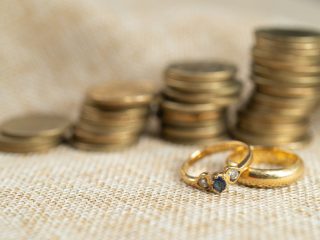 彼氏に結婚の話をしても「貯金がないから」と流されます…私はべつに気にしないのですが、毎月暮らしていければ十分じゃないんですか？ お金ってそんなに大事でしょうか？