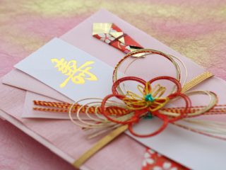 上司への結婚祝いと、友人への結婚祝いでは、包む金額はどれほど変わる？平均データをまとめました。