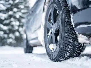 「タイヤの脱落」は大型車だけではない!? 冬タイヤへの交換前に確認したい「脱落の前兆」や「防ぐ方法」について解説