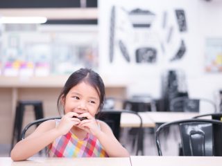 高速道路のサービスエリアで「食べ物の持ち込み」はマナー違反ですか？ 子どもがアレルギー体質のため、自宅で用意したものを食べさせたいです