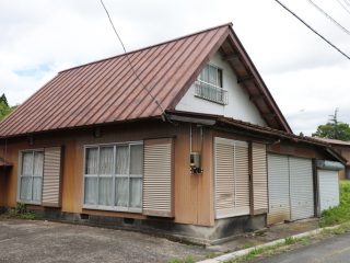 実家が空き家になってかなりの年数が経過しています。何とかしたいのですが、どんな解決策がありますか？