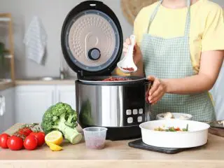 「鍋」の代わりに炊飯器オンリーで調理したら、ガスコンロを使う場合と比べて光熱費が月にいくら浮く？