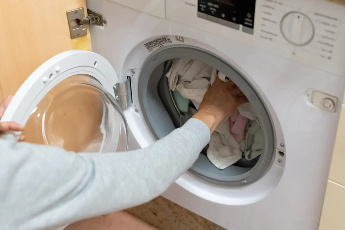 1人暮らしは洗濯機を利用すべきですか？ コインランドリーだといくらかかるのでしょうか？