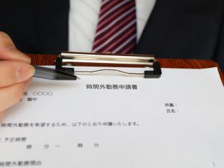 残業代をおさえるため、従業員に残業時間の過少申告をお願いしています。もしバレたらどうなりますか？