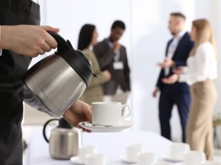 転職先で、いまだに「お茶くみ」が業務として存在します。事務で雇われたのですが、断っても大丈夫でしょうか？ 飲む人が自分で淹れたら良いと思います…