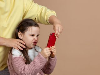 子どもが学校で「スマホ」を没収されました…進級するまでと言われましたが、スマホは「解約」した方がいいでしょうか？