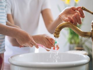 同棲中の彼女が「歯磨き中は水を止めて」と毎回うるさいです。正直、水道代ってそこまで変わりませんよね？