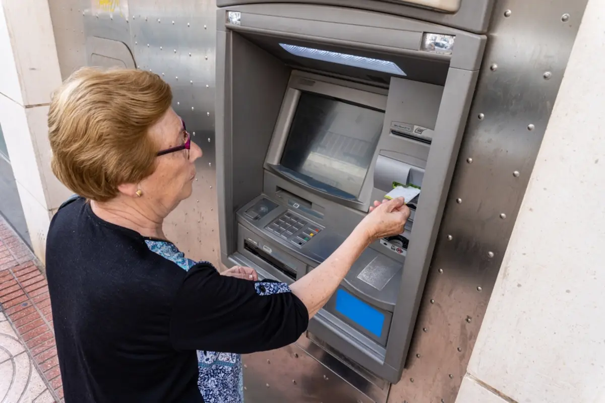 ATMで高齢者がいると「振り込め詐欺」に遭っているのでは？と勝手に心配になります…。声掛けしたほうがよいのでしょうか？