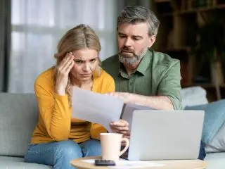 50歳で夫婦2人の貯金「200万円」は少ないですよね？「老後破産」を防ぐため、これからいくら貯めれば良いでしょうか…？