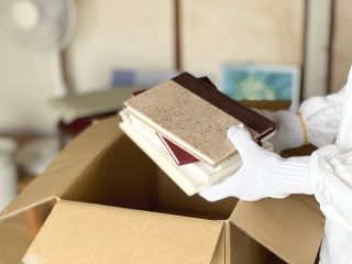 父の遺品整理をしていたら、タンス預金を「500万円」も発見！ 生活も苦しいし、こっそりもらってもバレませんよね…？