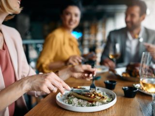 毎日会社に「手作り弁当」を持参しています。週に2回800円のランチをしたら、1ヶ月の食費はどれくらい変わりますか？