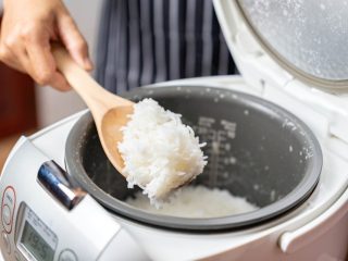 ご飯は「炊飯器」で保温するより「電子レンジ」で温め直すほうが良い？ それぞれの電気代について解説