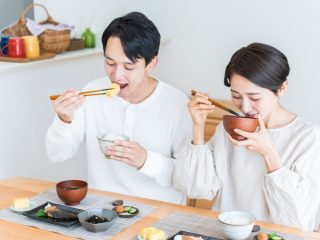 夫婦2人、節約のために1日3食から「2食」にしています…。食費は1ヶ月でどのくらい変わりますか？