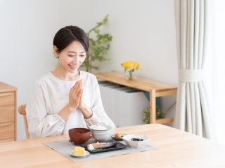 30代前半で1人暮らし、お総菜や外食で食費が膨らみます。どのくらいが平均なのでしょうか？