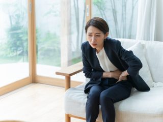 頻尿な上に胃が弱いので、業務中に10回はトイレに行きます。その分残業をすべきでしょうか？