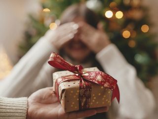 交際1年の彼女へのクリスマスプレゼントで悩んでいます。相場はいくらくらいが平均でしょうか？