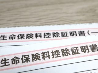 年末調整で10万円分の「控除証明書」を出し忘れた！ 会社に相談したら迷惑そうに断られたけど違法？「会社の義務」じゃないの？