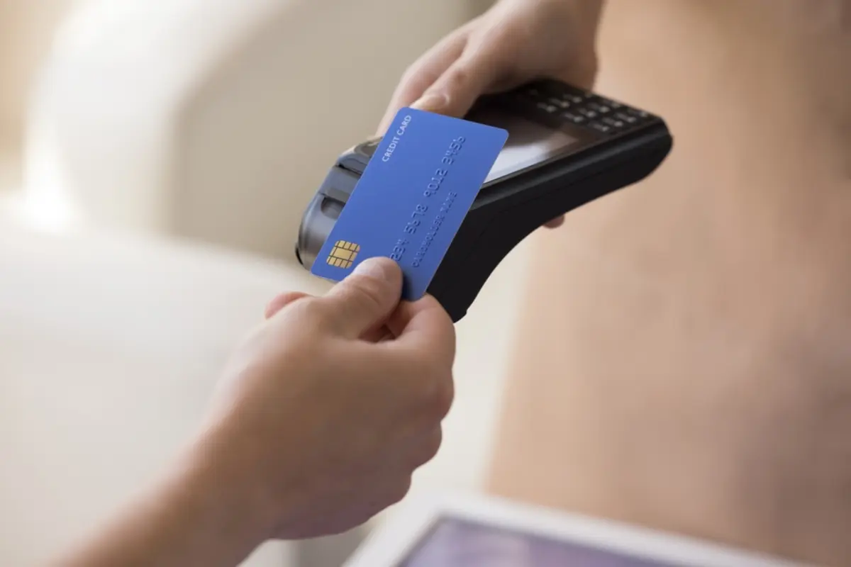 会社の経費を自分のクレジットカードで支払って「ポイント」を得る行為は違法ですか？