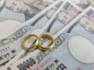 結婚資金として両親から「100万円」、祖父母から「200万円」援助してもらいましたが、贈与税でいくらか引かれてしまうのでしょうか？ 貯金がないので非課税にしたいです…