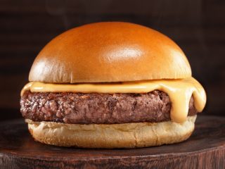 【マクドナルド】かつてハンバーガーは「80円」だった!? 現在は「170円」で約2倍の値上げに。「200円」を突破する日も遠くない？