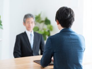 年収580万円、今の職場で「再雇用」の話が出ていますが、やはり給与は低くなるのでしょうか？ よそで「再就職」を目指したほうが良いですか？