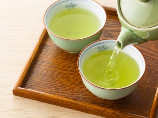 事務員に転職したのですが、昼休憩に「みんなのお茶をいれるように」と言われました…これって給与に含まれるでしょうか？