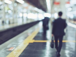 最寄り駅から一駅移動した段階で、忘れ物に気づきました。最寄り駅に戻って事情を話せば、お金は戻ってくるでしょうか？