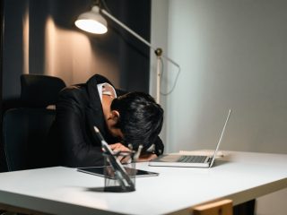 「自分が残りたくて残ったんでしょ？」と残業代の支払いを拒否されています。仕事が終わらず残業したのに、あんまりではないでしょうか？ 不払いは問題ないのですか？