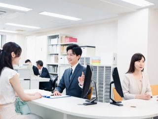 「市役所職員」は公務員でホワイト職？ 収入は「民間」よりも多い？ 待遇や仕事内容についても解説