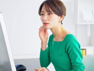 35歳ですが、派遣社員で手取り「20万円」です。今は大丈夫でも今後の生活は厳しいでしょうか？ 最近老後のことを考えると不安になります…