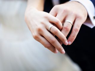 20代で結婚を検討中。貯金がない人も多いと聞くけど、新婚生活にはいくらかかる？