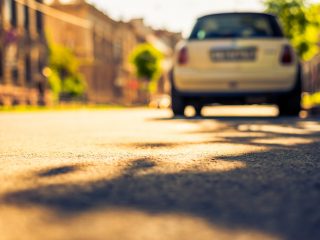 住宅地の隣人が毎日当たり前のように道路に「駐車」しています…違法ではないですか？