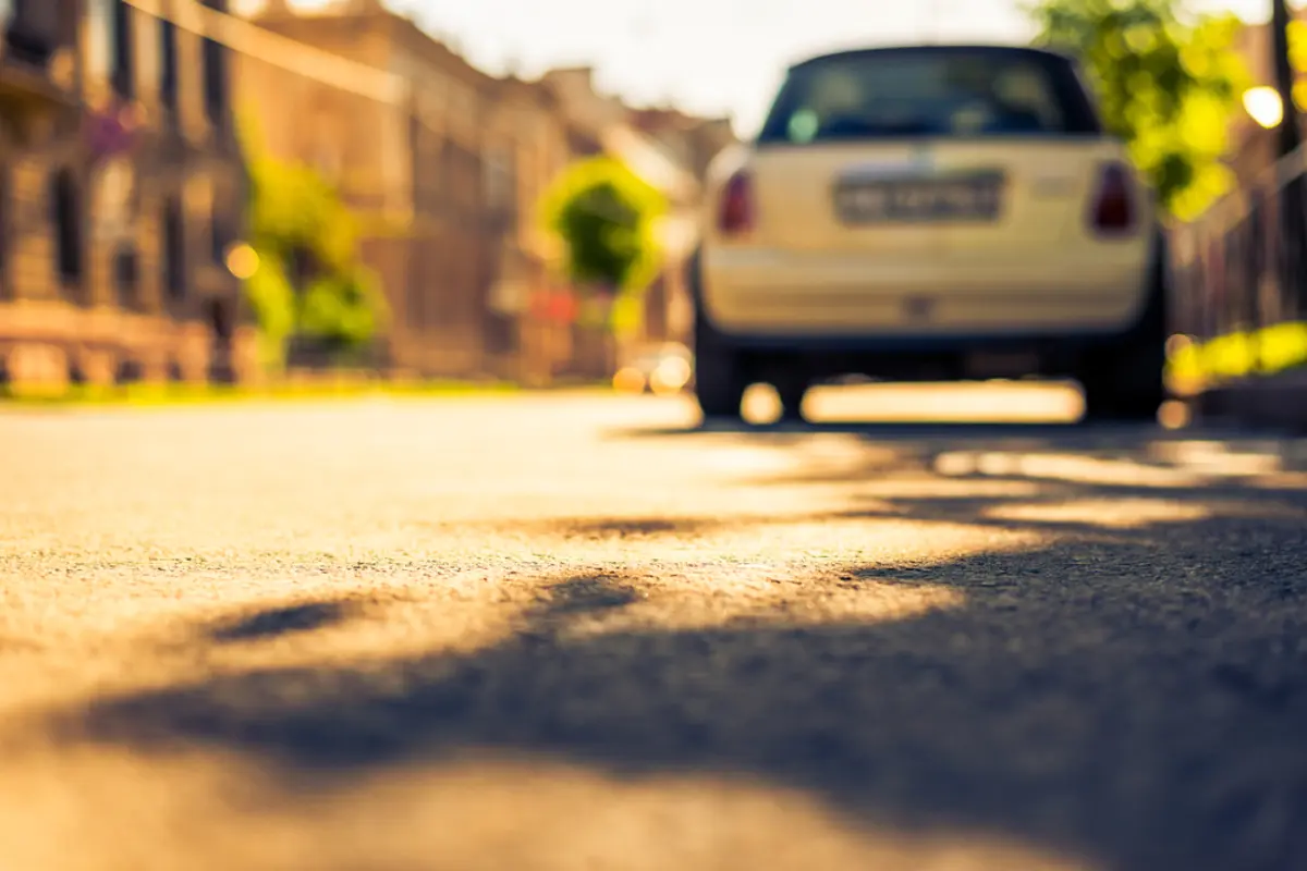 住宅地の隣人が毎日当たり前のように道路に「駐車」しています…違法ではないですか？