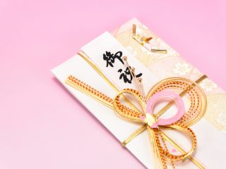 遠方の友人から「結婚式」に招待されました。交通費と宿泊費は「自分で」出すべきでしょうか？