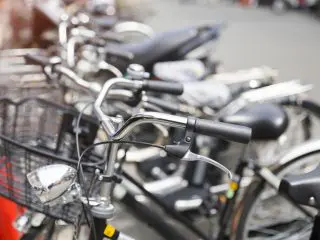 東京は駐輪場が有料で、なんだか「損」をした気持ちになります。やっぱり土地が高いから自転車を停めるだけでもお金がかかるんですか？