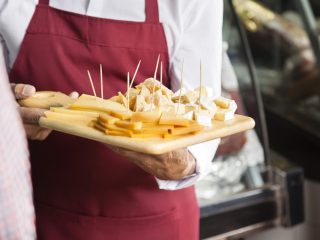 「スーパーの試食」で何度も食べるのはマナー違反？ 度を超すと「犯罪」になる可能性もあるって本当？ 線引きを解説