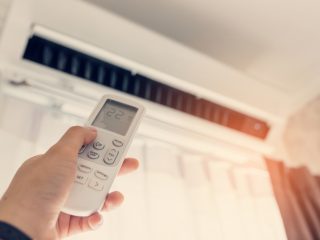 電気ストーブは高いと聞いたので、エアコンのみで寒さをしのいでいます。「電気ストーブ」と「エアコン」の電気代はどれほどの差がありますか？