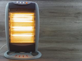 使い方に注意！「ハロゲンヒーター」はすぐに暖まるけど…電気代がバカにならない!?